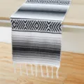 Runner da tavola tessuto in bianco e nero con motivi geometrici e nappe per feste in casa. - Runner da tavolo geometrico messicano - Nero e grigio