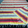 Couverture mexicaine tissée à rayures multicolores couverture de pique-nique extérieure avec franges. - MC jaune et rouge