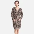 Dettaglio di un soffice cardigan da donna con stampa leopardata, cintura e comode tasche. - Vestaglia leopardata - Cachi