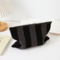 Detalle de funda de caja de pañuelos de punto a rayas negras y grises, decoración hogareña. - Rayas Verticales Negras y Grises