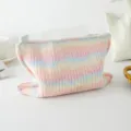 Funda de caja de pañuelos de punto pastel, vista de detalle del soporte de papel suave. - Rayas arcoíris