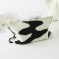 Vista detallada de la funda de caja de pañuelos de punto en blanco y negro, decoración. - Entrelazado Negro y Blanco