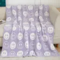 Gemütliche lilafarbene Kuscheldecke mit Smiley-Muster, weiche flauschige Sofadecke für das Wohnzimmer. - Hellviolett