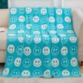 Nahaufnahme einer weichen Jacquard Kuscheldecke mit niedlichem Smiley Gesicht Muster. - Cyan
