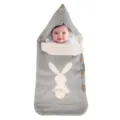 Süßer grauer Babyschlafsack aus Strick mit Hasenmuster und Knöpfen für den Kinderwagen. - Mittelgrau