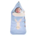 Gemütlicher Babyschlafsack aus Strick mit Hasenmotiv und Kapuze für den Kinderwagen. - Hellblau