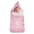 Rosa Strick Babyschlafsack mit niedlichem Hasenmuster und Kapuze für den Outdoor Kinderwagen. - Hellrosa