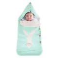Mintgrüner gestrickter Baby-Schlafsack mit süßem Hasen-Design und Kapuze für Kinderwagen. - Hellgrün