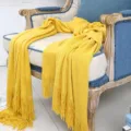 Einfarbige gestrickte Wohndecke für Sofa und Bett, gemütliche gelbe Decke mit Fransen. - 170 cm * 127 cm (mit Fransen) / Kurkuma