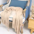 Beigefarbene Decke, weiche Strickdecke für Sofa, Bettüberwurf und gemütliche Wohndeko. - 170 cm * 127 cm (mit Fransen) / Milchtee-Farbe