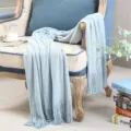 Einfarbige hellblaue Strick-Wohndecke mit Fransen, gemütlicher Sofabettläufer neu. - 170 cm * 127 cm (mit Fransen) / Klassisches Blau
