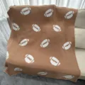 Morbida coperta marrone con motivo di football bianco, comodo plaid accogliente per divano. - Palla da rugby / Marrone chiaro