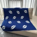 Coperta in maglia blu con motivo da football bianco morbida e accogliente per divano letto - Palla da rugby / Blu zaffiro