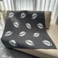 Coperta peluche grigio scuro con motivo di football bianco, morbida coperta in maglia per divano. - Palla da rugby / Grigio scuro
