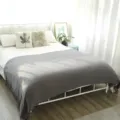 Dunkelgraue gestrickte Decke Überwurf für Bett Sofa Gemütliches Kaschmir-Gefühl Dekor - 170 cm * 127 cm (mit Fransen) / Grau