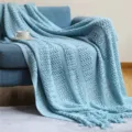 Plaid de canapé en tricot bleu clair, couverture nordique douce avec des franges - Motif barrière - Bleu lac