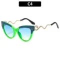 Modieuze cat-eye zonnebril voor dames met unieke slangenpootjes en gekleurde glazen. - C4 Groen Montuur Blauw Thee Lenzen