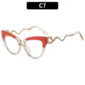 Stijlvolle cat eye zonnebril voor dames met unieke gouden slangenpootjes en rode montuur. - C7-Transparant Thee Frame Heldere Lens