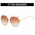Gafas de sol poligonales para mujer con lentes degradadas en tono té y patillas de metal dorado. - Montura Dorada Lente Marrón Degradada