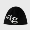 Schwarze Strickmütze Detail mit weißem gestricktem Buchstaben, stylische Winter Streetwear. - Schwarz