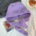 Handgemachte gestrickte Sturmhaube mit 3D Blume und Bändern für Damen Winter warmer Retro Stil. - Taroviolett