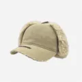 Detailansicht der khakifarbenen Winter-Trapper-Baseballkappe mit Plüschohrschützern und Stickerei. - Khaki