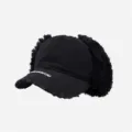 Schwarze Winter Baseballkappe mit Plüsch Ohrenklappen und modischem Destroyed Schirm. - Schwarz