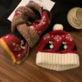 Set di berretto e sciarpa invernali lavorati a maglia con pinguino rosso da donna, caldo. - Rosso (berretto e sciarpa)