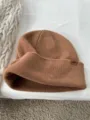 Einfarbige Strickmütze für den Winter, weiche Wollmütze mit einem kleinen Lederaufnäher. - M (56-58cm) / Camel
