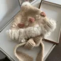 Gemütliche winterliche handgehäkelte Wollmütze mit Plüschrand und süßen 3D-Blumenakzenten. - Khaki
