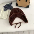 Braune flauschige Plüsch Trapper Mütze, warmer Strick Bomberhut für den Winter mit Ohrenklappen. - Kaffeebraun