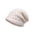 Detailansicht der weißen Strick-Beanie mit doppellagigem Mesh-Design für den Winter. - Weiß
