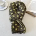 Detailansicht des retro doppelseitigen Strick-Jacquard-Schals, warmes Winteraccessoire. - Gelber Kaffee