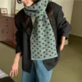 Gemütlicher Retro Strickschal für den Winter mit Blumenmuster, weich und warm im Alltag. - Minzblau