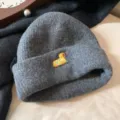 Graue Strickmütze für Damen, niedliche Hund Regenmantel Bestickung, warme Wintermütze. - 56-58cm / Dunkelgrau