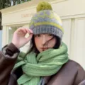 Koreanischer Stil Pompom Ohrenschützer Strickmütze Damen Winter warme dicke Beanie Mütze - 56-58cm / Grau mit gelb-grünen Streifen