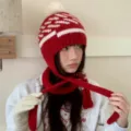 Koreanischer Stil Bommel Ohrenklappen Strickmütze, rot-weiße Winter warme Wollmütze für Damen. - 56-58cm / Rot mit weißen Adern