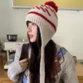 Koreanischer Bommel-Ohrenklappen-Strickhut, kuschelige warme Winter-Wollmütze für Damen. Beige rot. - 56-58cm / Cremeweiß mit roten Streifen