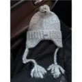 Graue Mütze mit Strickbündchen, Bommel und Ohrenklappen für Damen warme Wintermütze. - Grau