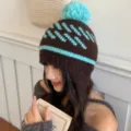 Koreanischer Pompon Ohrenklappen Strickhut Damen, Winter warmer Wollmütze mit geometrischem Muster. - 56-58cm / Braun mit blauen Streifen