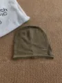 Detailansicht der Vintage-Wellenstrick-Mütze mit einzigartiger Textur und Umschlag. - Armeegrün