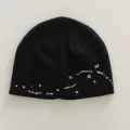 Schwarze Strickmütze Detail mit weißen Sternen und Buchstabenstickerei, kuschelig. - Schwarz
