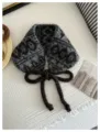 Detailansicht des vintage jacquard winter strickkragens mit schleifen für damen gemütlich - Einheitsgröße / Kaffeebraun
