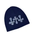 Detailansicht der dunklen Punk Strickmütze mit Kreuz Patches und metallischen Nieten. - Marineblau