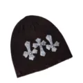 Dunkle Punk Strickmütze mit silbernen Kreuz-Patches und Nieten für stylische Streetwear Looks. - Kaffeebraun