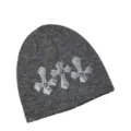 Detailansicht der dunkelgrauen Punk Strickmütze mit Nieten und Kreuzen für den Winter. - Grau