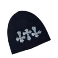 Schwarze Punk Strickmütze mit silbernen Kreuz-Patches und Nieten für Streetwear im Winter. - Schwarz