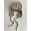 Flauschige Mohair Strick-Fliegermütze mit Ohrenklappen und geflochtenen Bändern im Detail. - Khaki