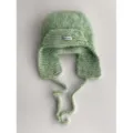 Detailaufnahme der flauschigen Mohair Strick Plüschmütze mit praktischen Ohrenklappen. - Mintgrün