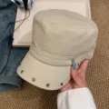 Gorra militar plana beige con tachuelas metálicas y elegante bordado lateral. - 56-58cm / Beige